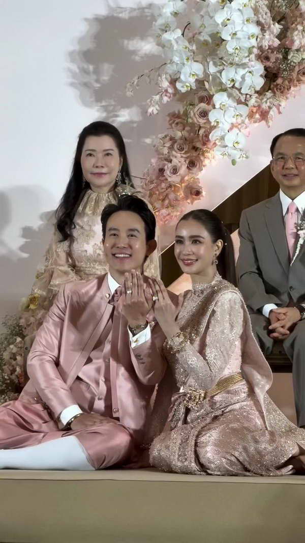เบนซ์ ปุณยาพร เข้าพิธีหมั้น แก๊ป วิทนาถ เจ้าบ่าวหนุ่มนักธุรกิจตระกูลดัง เบนซ์ ปุณยาพร เข้าพิธีหมั้น แก๊ป วิทนาถ เจ้าบ่าวหนุ่มนักธุรกิจตระกูลดัง