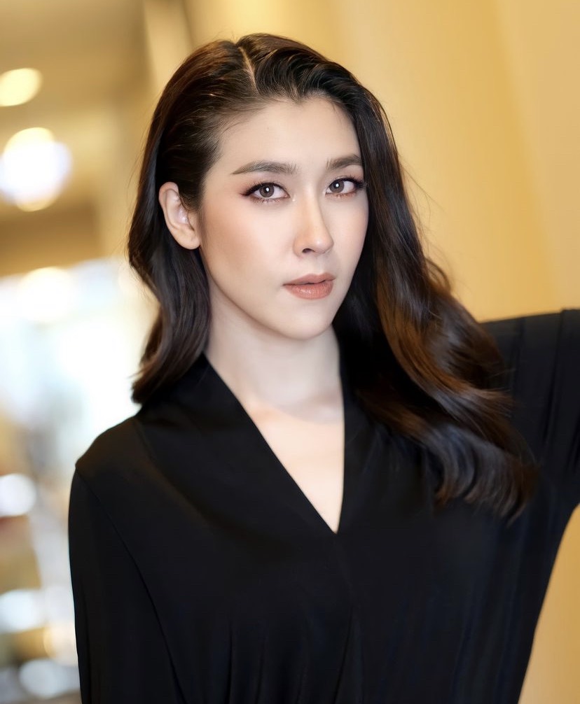 เชียร์ ฑิฆัมพร มอบถังออกซิเจน ให้ที่ รพ.สนามวัดช่องลม