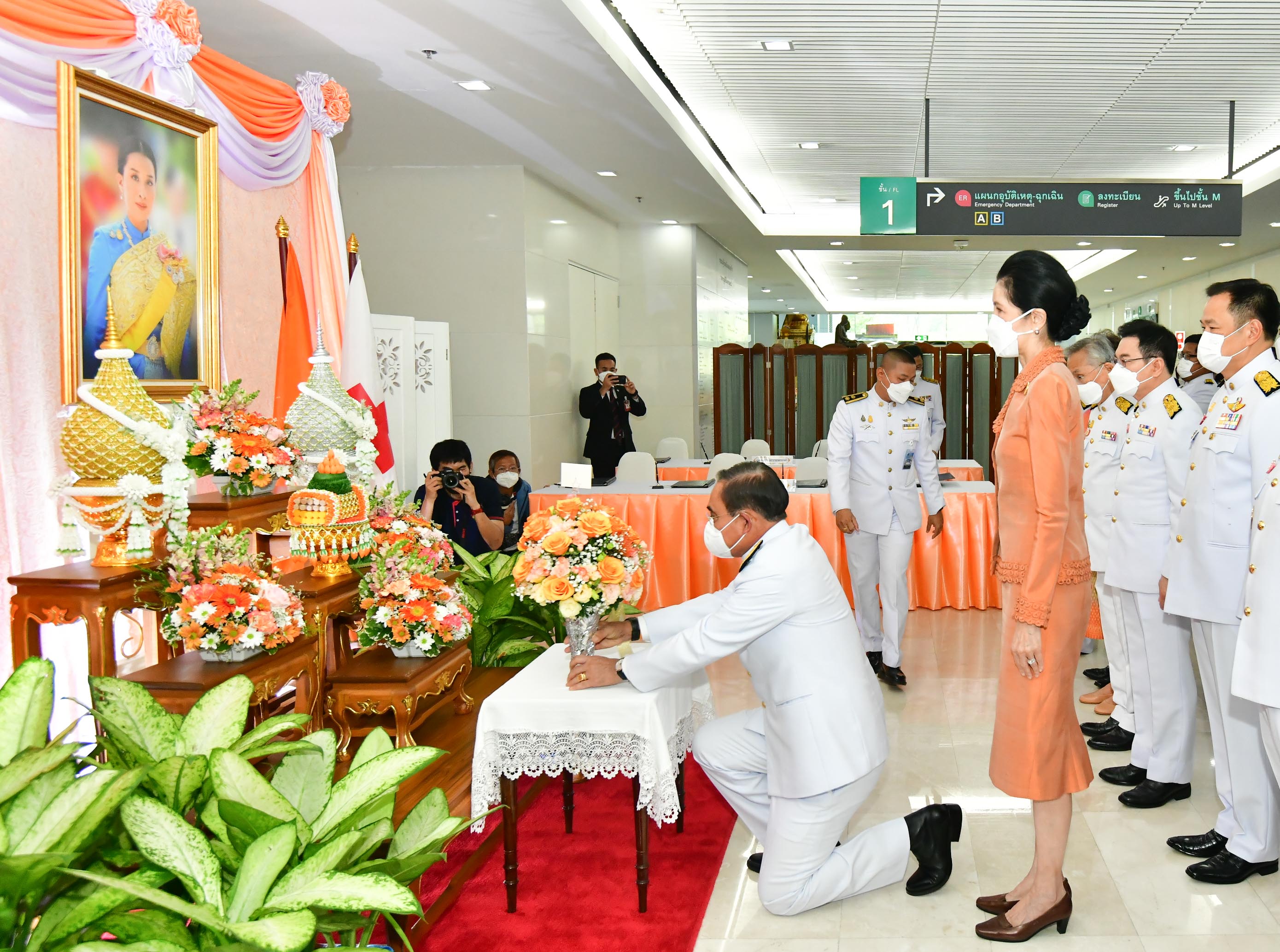 นายกรัฐมนตรีและภริยา พร้อมคณะรัฐมนตรีและคู่สมรส ร่วมลงนามถวายพระพร 