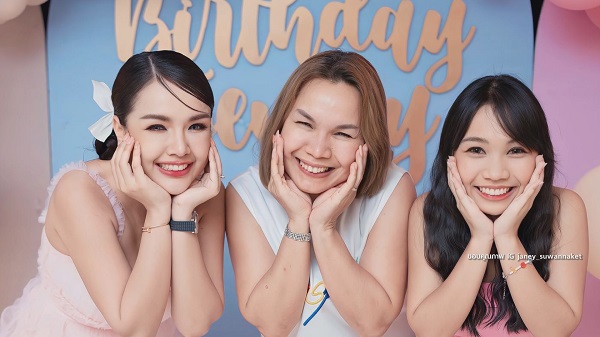 สามีจัดให้ยกเค้กเซอร์ไพรส์ “เจนนี่ รัชนก” ในวัย 28 ปี  (มีคลิป)