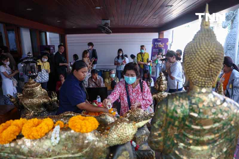 นทท.ไหว้พระวันขึ้นปีใหม่ ศาลหลักเมือง วัดพระแก้ว วัดโพธิ์ คึกคัก นทท.ไหว้พระวันขึ้นปีใหม่ ศาลหลักเมือง วัดพระแก้ว วัดโพธิ์ คึกคัก