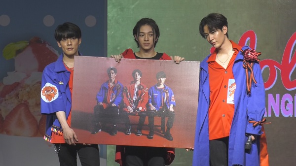 แฟนคลับแห่ประมูลรูป “บาส-คิมม่อน-คอปเตอร์” ได้ยอดนับแสน  (มีคลิป) 