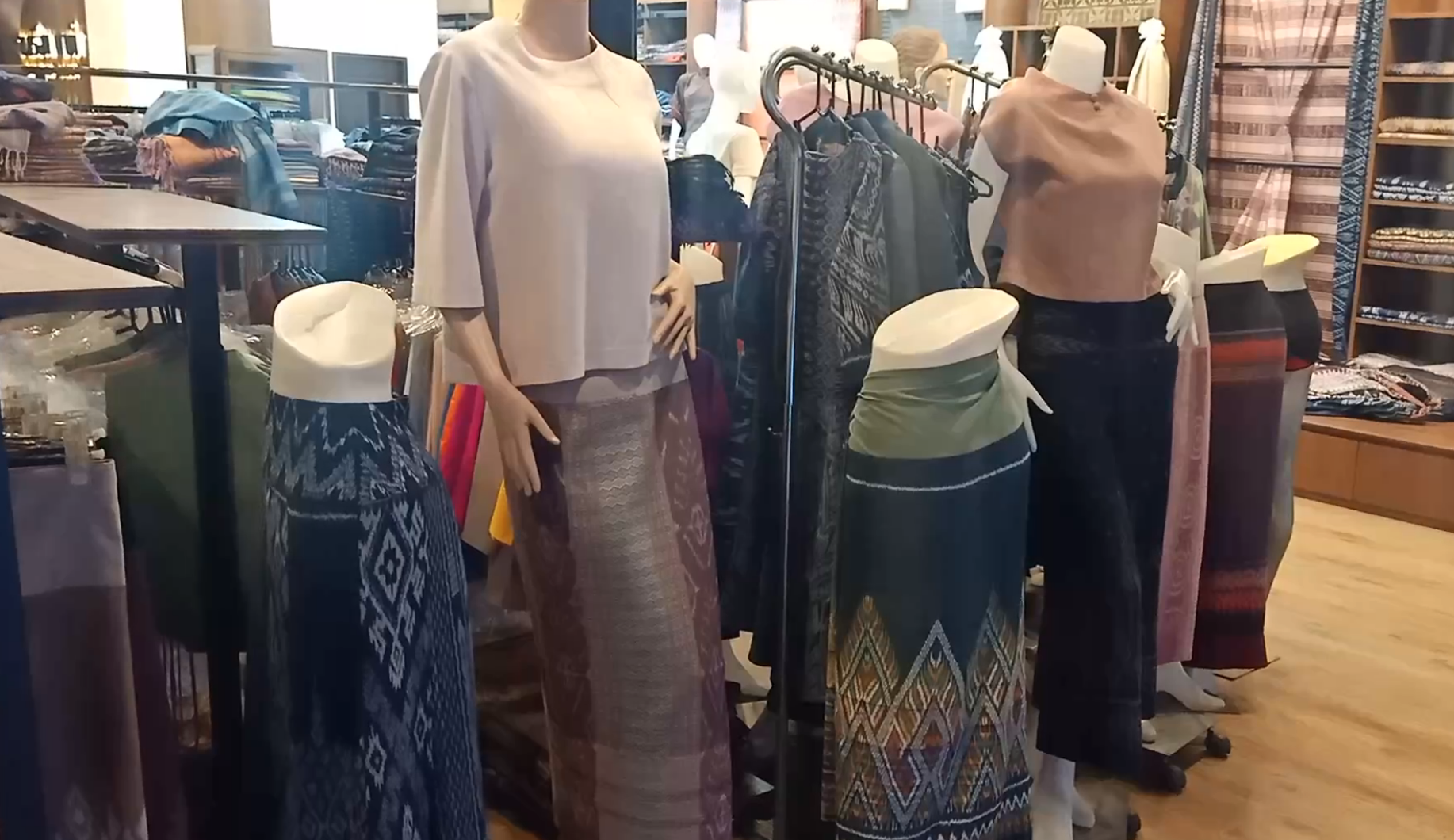 ‘ ลิช่า’ ดันกระแสผ้าถุงฟีเวอร์! ยอดขายพุ่งหลังใส่ไปวัดอยุธยา ‘ ลิช่า’ ดันกระแสผ้าถุงฟีเวอร์! ยอดขายพุ่งหลังใส่ไปวัดอยุธยา