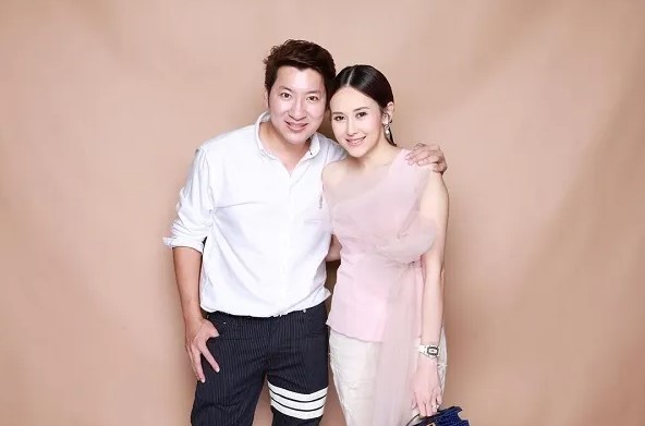 สามี แยม ธมลพรรณ์ ให้การปฏิเสธคดีทำเว็บพนันออนไลน์ เว็บลามก และฟอกเงิน หลังศาลนัดสอบปากคำ