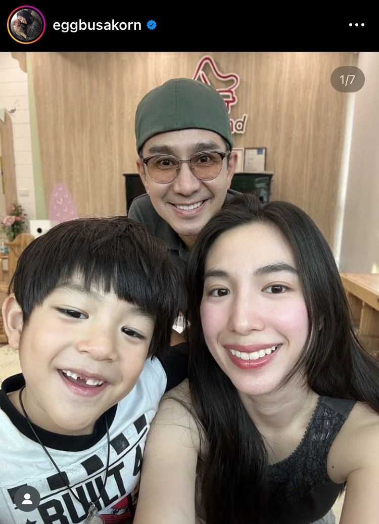เอ้ก บุษกร ควง กัปตัน ภูธเนศ ฉลองครอบรอบแต่งงานด้วยบรรยากาศสุดชิว