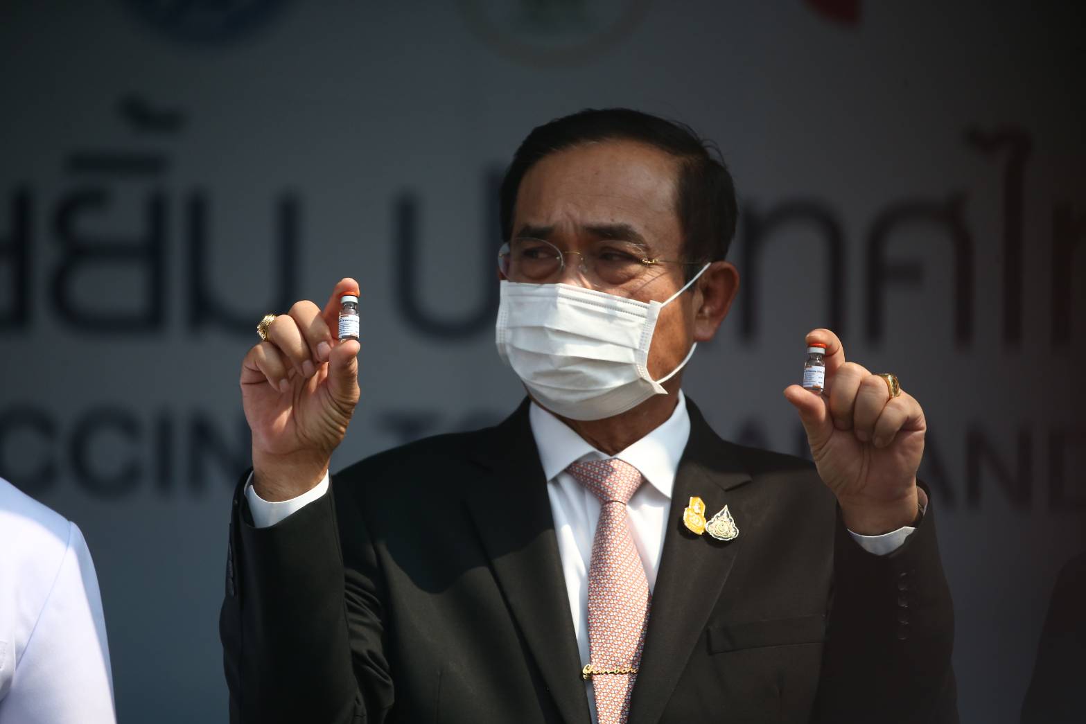 นายกฯรับมอบ ‘วัคซีนซิโนแวค’ ยืนยันฟื้นศก.-คืนรอยยิ้มให้คนไทย