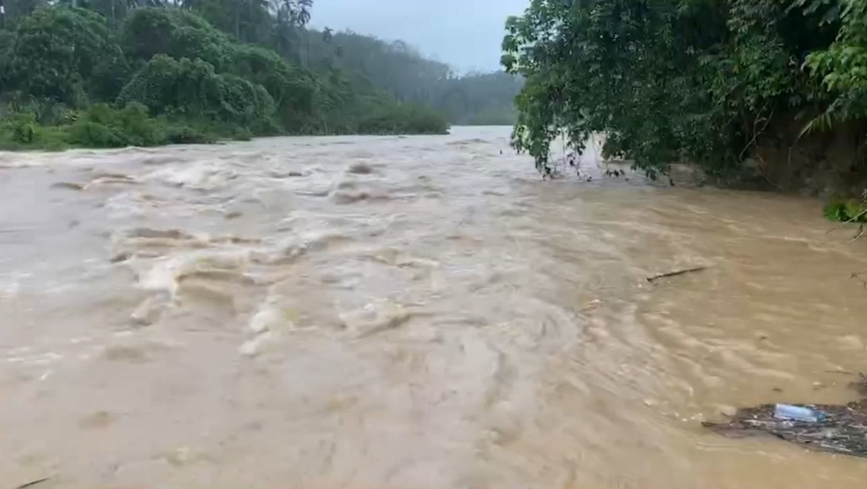 เปิดภาพน้ำป่าทะลัก อ.กาญจนดิษฐ์ ท่วมบ้านเรือน 250 หลัง เปิดภาพน้ำป่าทะลัก อ.กาญจนดิษฐ์ ท่วมบ้านเรือน 250 หลัง