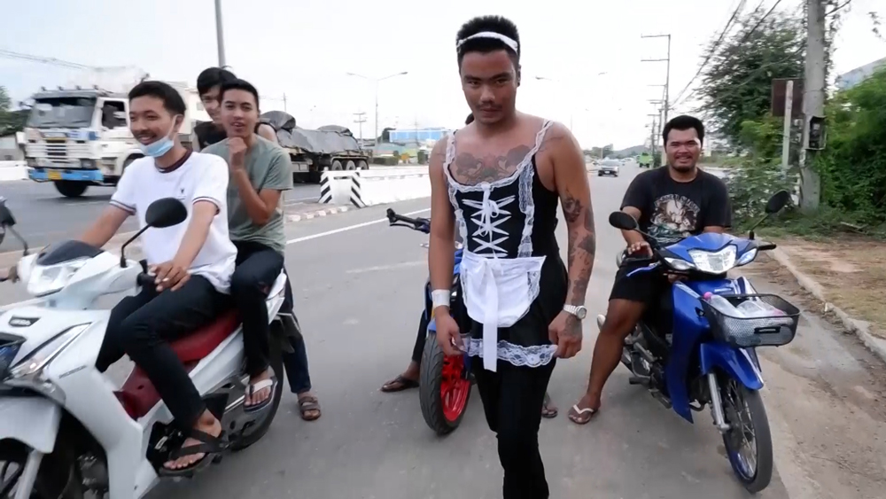 ใบดำสมใจ! หนุ่มสักลายแต่งคอสเพลย์วิ่งแก้บน ใบดำสมใจ! หนุ่มสักลายแต่งคอสเพลย์วิ่งแก้บน