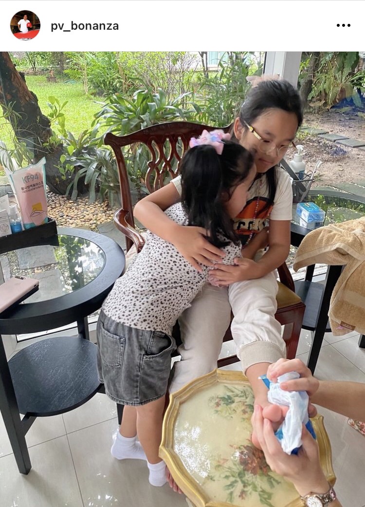 อบอุ่นมากเมื่อ แอฟ ทักษอร พาน้องน้องใหม่มาเยี่ยมอาการคุณปู่หลังผ่าตัด 