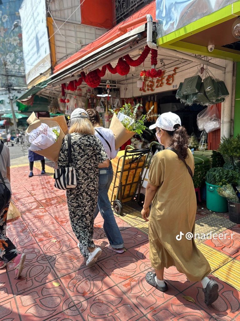 ลูกสาวที่น่ารัก!! 'ลิซ่า BLACKPINK' ลุยปากคลองตลาด ช่วยคุณแม่หอบหิ้วข้าวของ ลูกสาวที่น่ารัก!! 'ลิซ่า BLACKPINK' ลุยปากคลองตลาด ช่วยคุณแม่หอบหิ้วข้าวของ