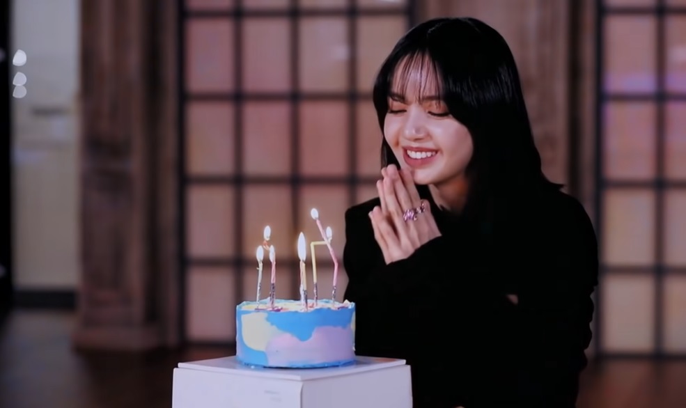 โมเมนท์สุดน่ารัก เมื่อเหล่าเด็กฝึกอวยพรวันเกิดให้ 'ลิซ่า' BLACKPINK โมเมนท์สุดน่ารัก เมื่อเหล่าเด็กฝึกอวยพรวันเกิดให้ 'ลิซ่า' BLACKPINK