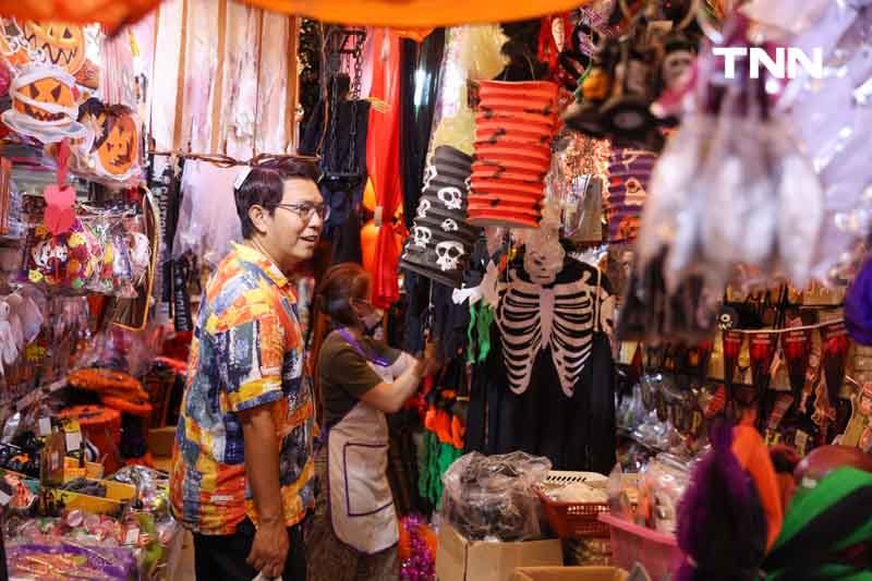 เตรียมรับฮาโลวีน นทท.เลือกซื้อเครื่องแต่งกายหลอนรับวันปล่อยผี เตรียมรับฮาโลวีน นทท.เลือกซื้อเครื่องแต่งกายหลอนรับวันปล่อยผี