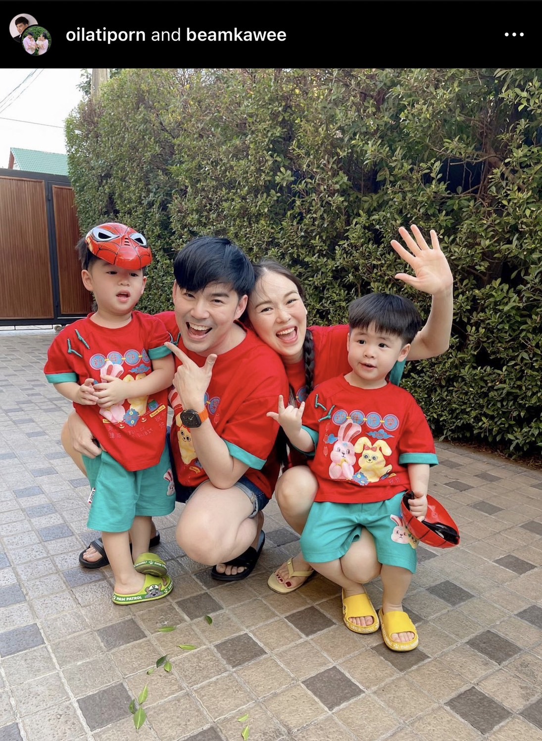 ดราม่า! แฟนคลับพุ่งจับมือ น้องธีร์ ลูกชาย บีม กวี ตกใจจนสะบัดมือทิ้ง ดราม่า! แฟนคลับพุ่งจับมือ น้องธีร์ ลูกชาย บีม กวี ตกใจจนสะบัดมือทิ้ง