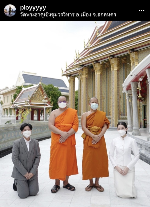 เบลล่า ราณี ถวายทองคำ 103 บาท ปิดทองพระธาตุเชิงชุม