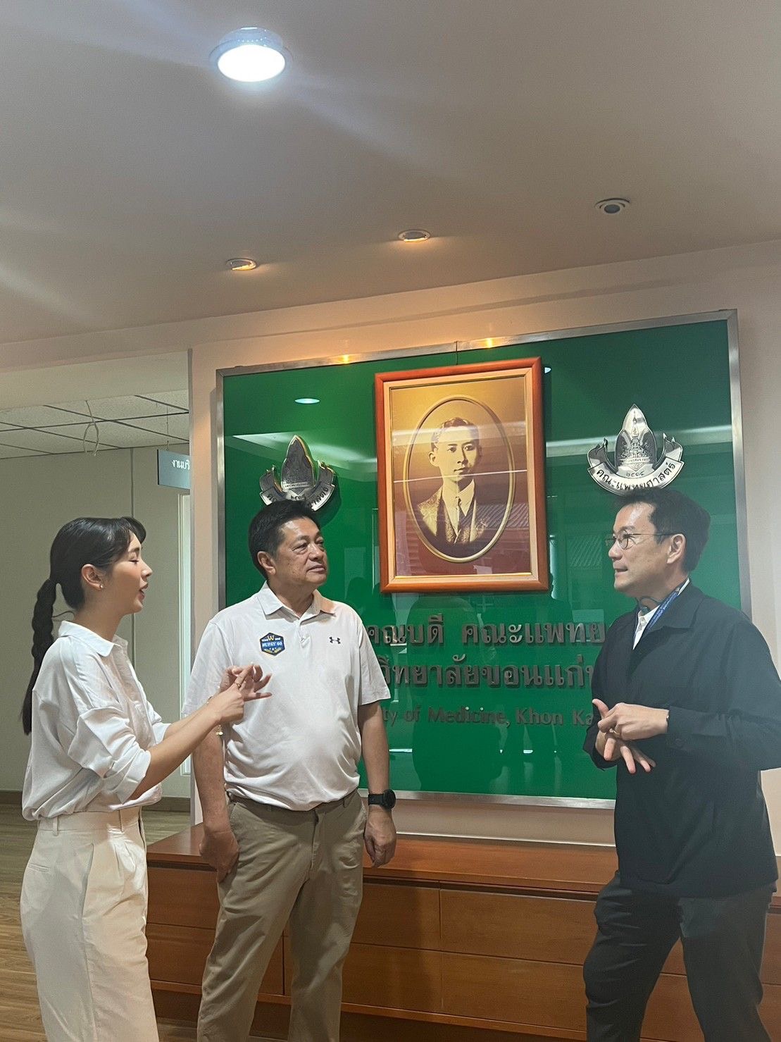 มิน พีชญา พร้อมครอบครัว มอบเงิน 1 ล้าน สมทบทุนสร้างโรงพยาบาล