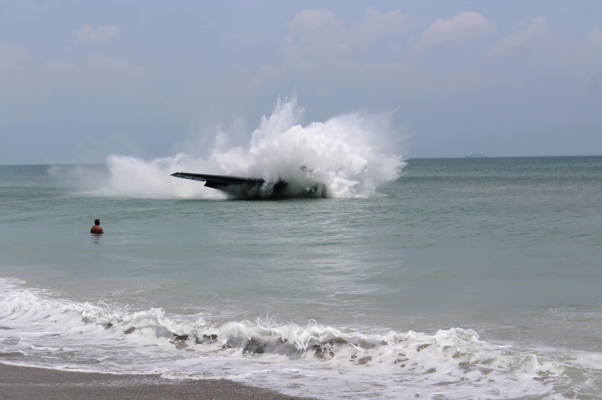 ตื่นทั้งชายหาดฟลอริด้า! เล่นน้ำอยู่ดีๆเครื่องบินร่อนลงจอดเฉยเลย ตื่นทั้งชายหาดฟลอริด้า! เล่นน้ำอยู่ดีๆเครื่องบินร่อนลงจอดเฉยเลย