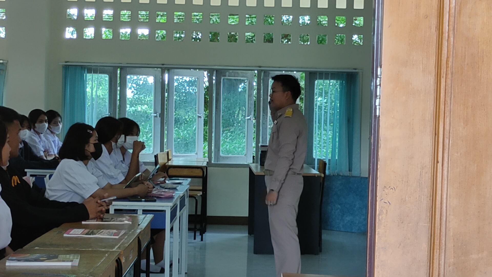 ผอ.โรงเรียนดัง อนุญาตให้ครูแต่งกายตามเพศสภาพ