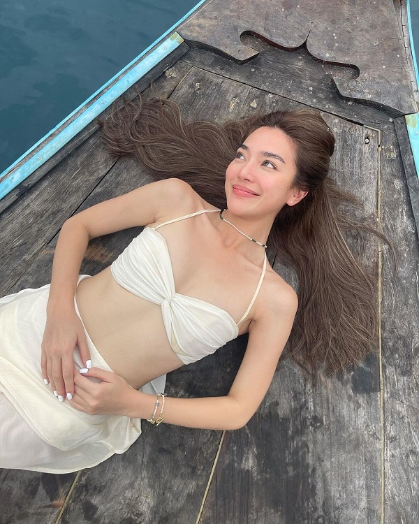 “ปราง กัญญ์ณรัณ” กับแฟชั่นเซ็ตชุดขาว สวยคลีนๆ ฝ่าดราม่ารักพัง   (มีคลิป)