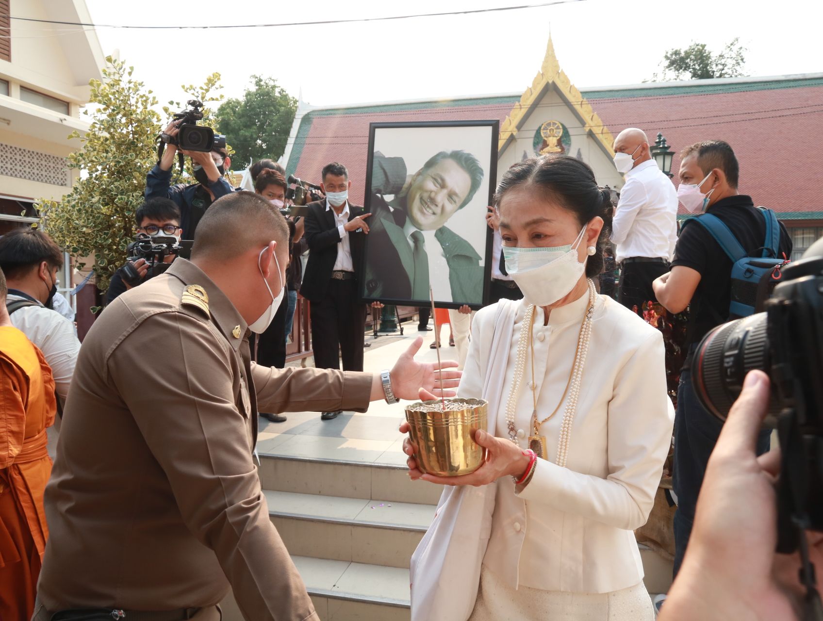 พิธีเคลื่อนร่าง สรพงศ์ ชาตรี เปิดใจ ดวงเดือน เผยคำพูดสุดท้ายถึงคู่ชีวิต