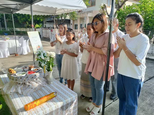 ครอบครัว เมฆ วินัย ไกรบุตร ร่วมทำบุญ100วัน เอ๋ อรชัญญาช์ เล่าสามีมาเข้าฝัน ครอบครัว เมฆ วินัย ไกรบุตร ร่วมทำบุญ100วัน เอ๋ อรชัญญาช์ เล่าสามีมาเข้าฝัน