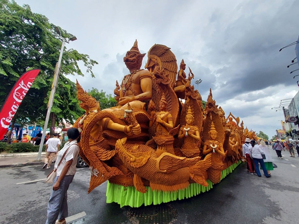 เปิดภาพ เทียนพรรษา โคราชยิ่งใหญ่อลังการ นักท่องเที่ยวแห่ถ่ายรูปคึกคัก!