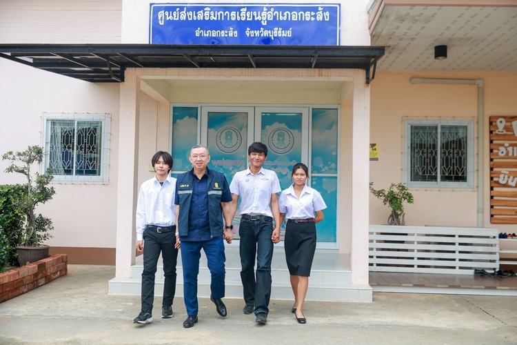 บิ๊กอุ้มลุยบุรีรัมย์กับ กสศ. แก้ปัญหาเด็กหลุดนอกระบบการศึกษา มอบ สกร. ตามเด็กถึงบ้าน บิ๊กอุ้มลุยบุรีรัมย์กับ กสศ. แก้ปัญหาเด็กหลุดนอกระบบการศึกษา มอบ สกร. ตามเด็กถึงบ้าน