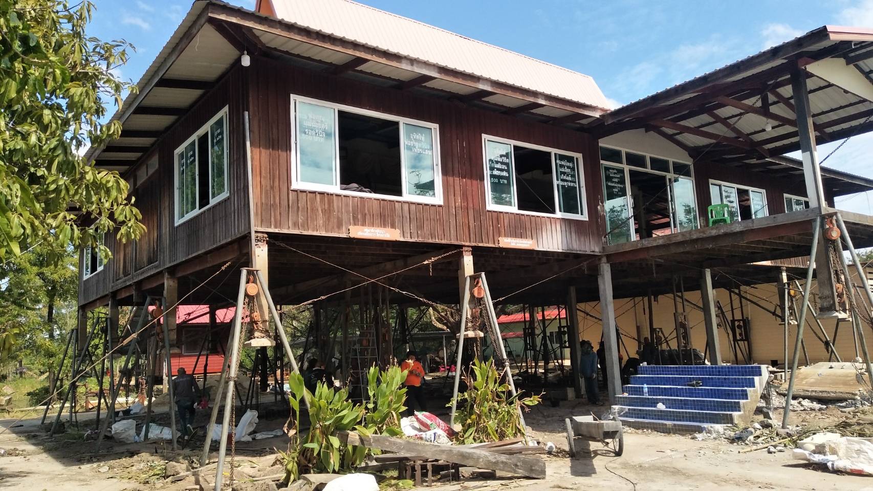 อาชีพแปลก รับย้ายบ้าน-ดีดบ้าน ทำเงิน 3 แสนต่อเดือน