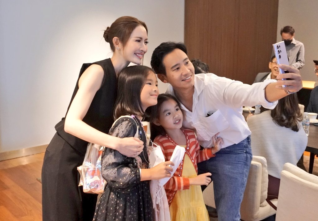 แอฟ ทักษอร ติดเทรนด์! ชาวเน็ตแห่แชร์โมเมนต์ เบื้องหลังทิม พิธาถ่ายรูปเซลฟี่