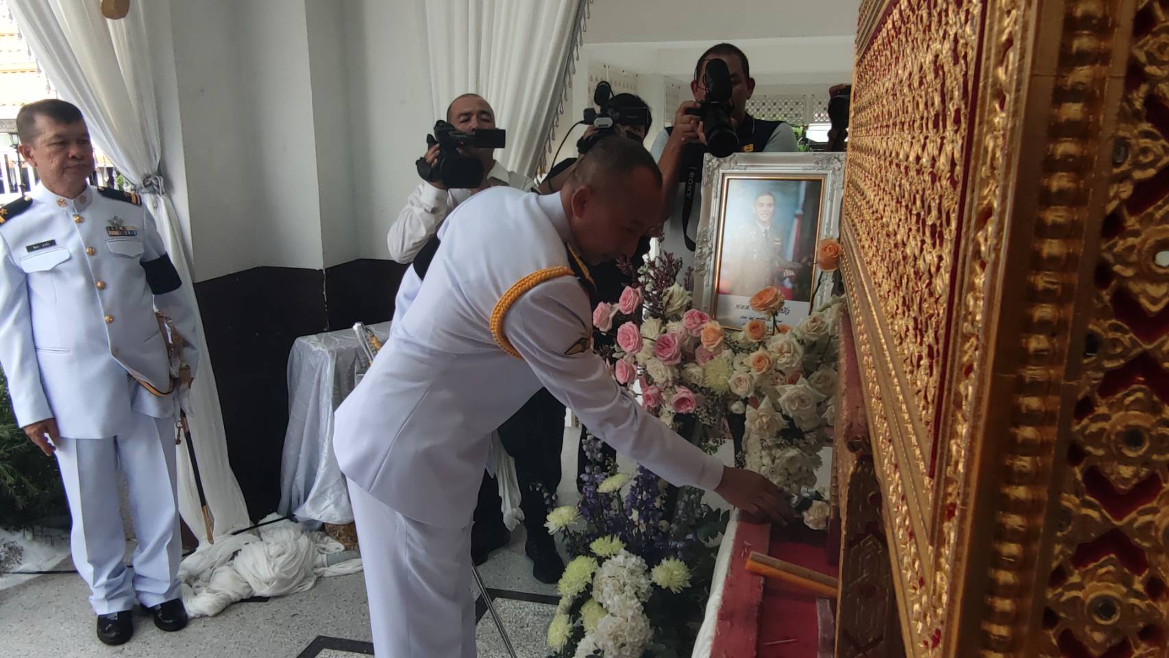 พิธีพระราชทานเพลิงศพ พ.ต.ต.ศิวกร สายบัว เพื่อนๆร้องเพลงอาลัยครั้งสุดท้าย!