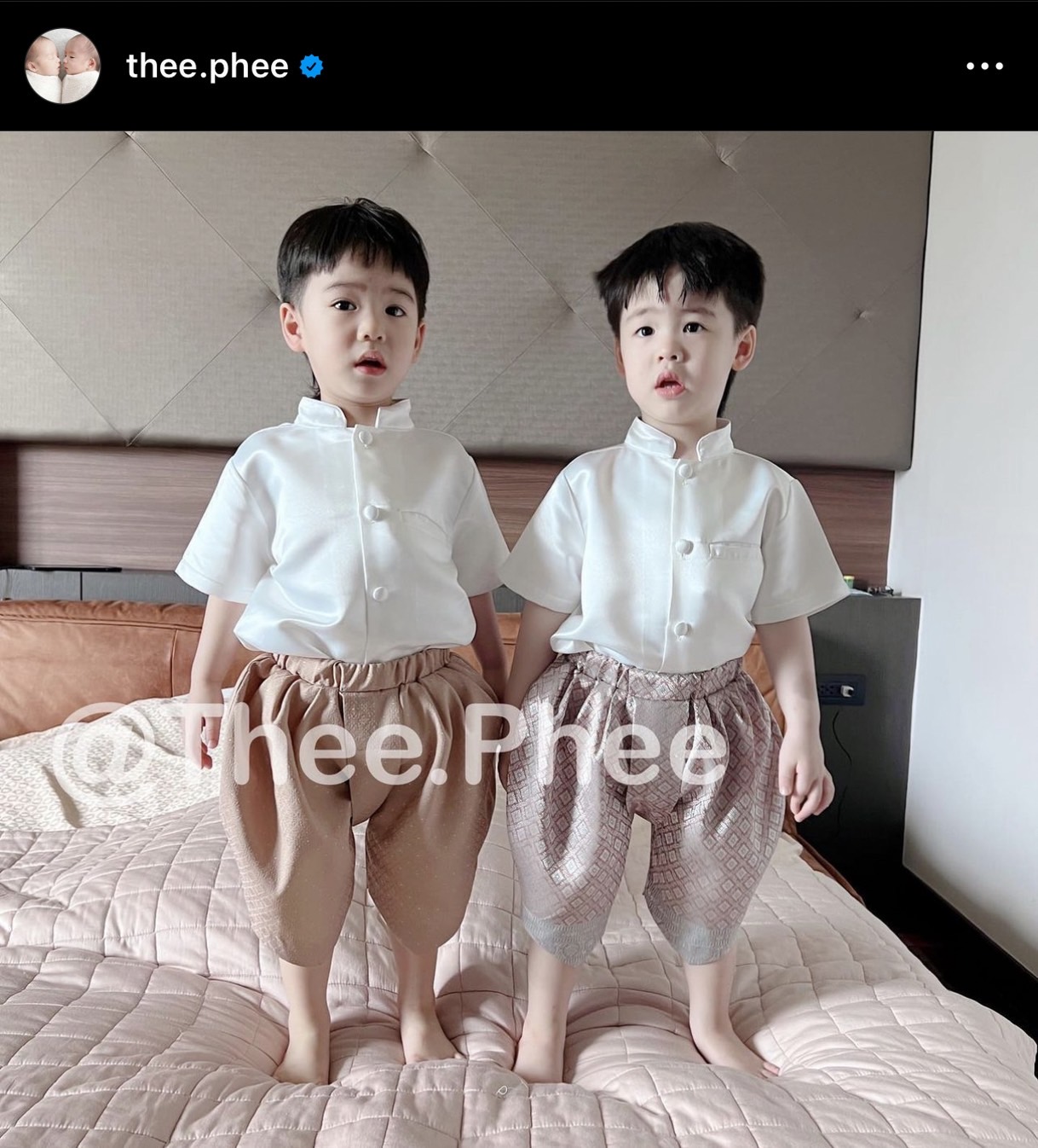ดราม่า! แฟนคลับพุ่งจับมือ น้องธีร์ ลูกชาย บีม กวี ตกใจจนสะบัดมือทิ้ง ดราม่า! แฟนคลับพุ่งจับมือ น้องธีร์ ลูกชาย บีม กวี ตกใจจนสะบัดมือทิ้ง