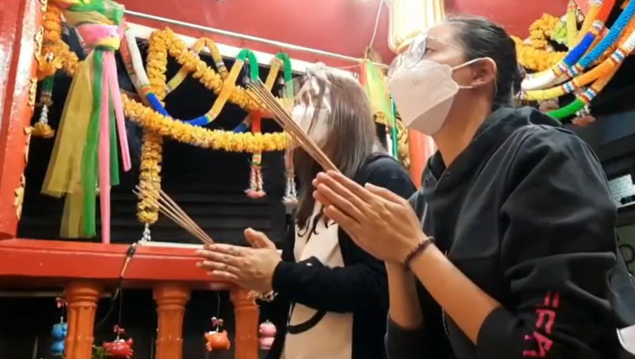 พึ่งสิ่งศักดิ์สิทธิ์! กลุ่มเพื่อนจุดธูปขอขมาให้พบ แตงโม นิดา