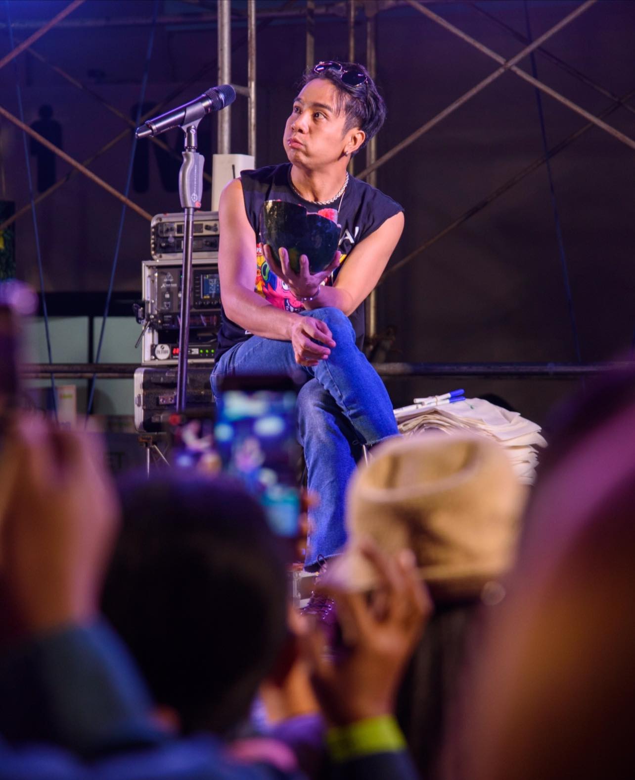 หวิดตกเวที “ก้อง ห้วยไร่” ถูกแฟนคลับดึงมือขณะร้องเพลง