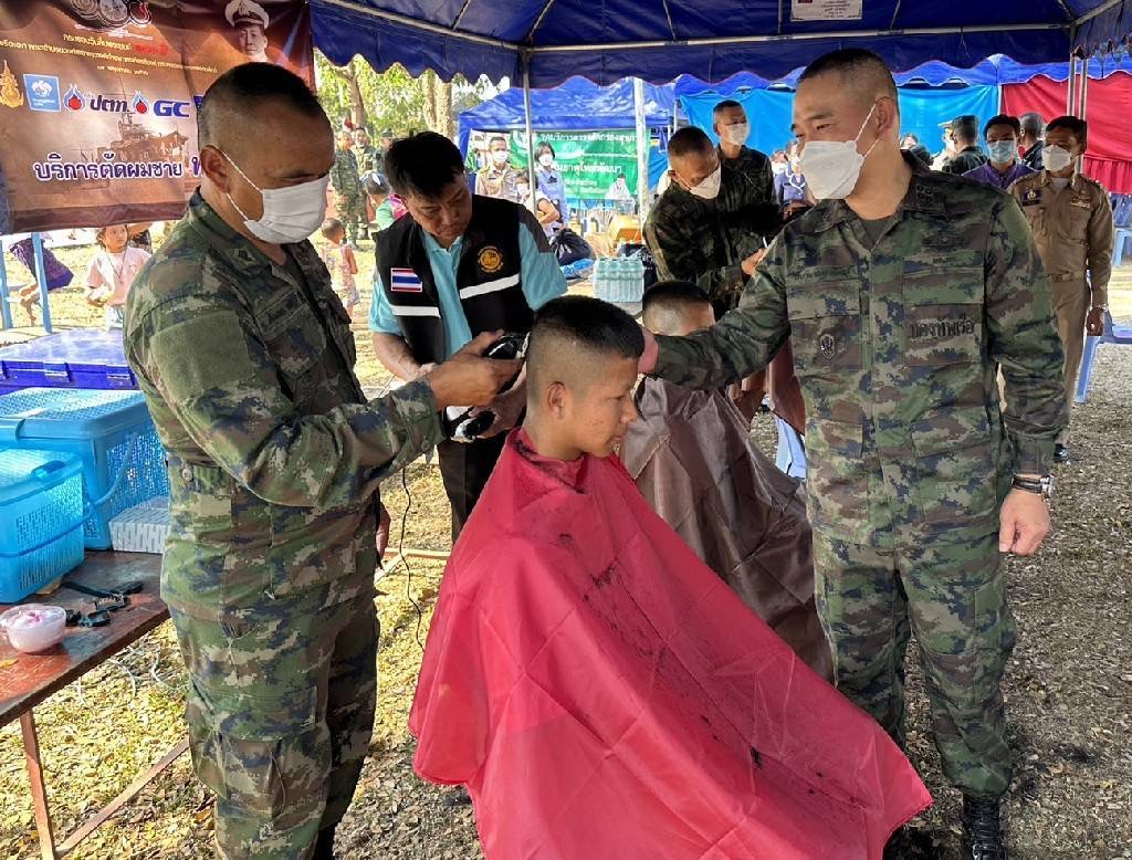 ผบ.ทร. แจกของบรรเทาทุกข์ แก่ ปชช. ครบรอบวันสิ้นพระชนม์ 100 ปี พลเรือเอก พระเจ้าบรมเธอ พระองค์เจ้าอาภากรเกียรติวงศ์ กรมหลวงชุมพรเขตอุดมศักดิ์ องค์บิดาของทหารเรือไทย