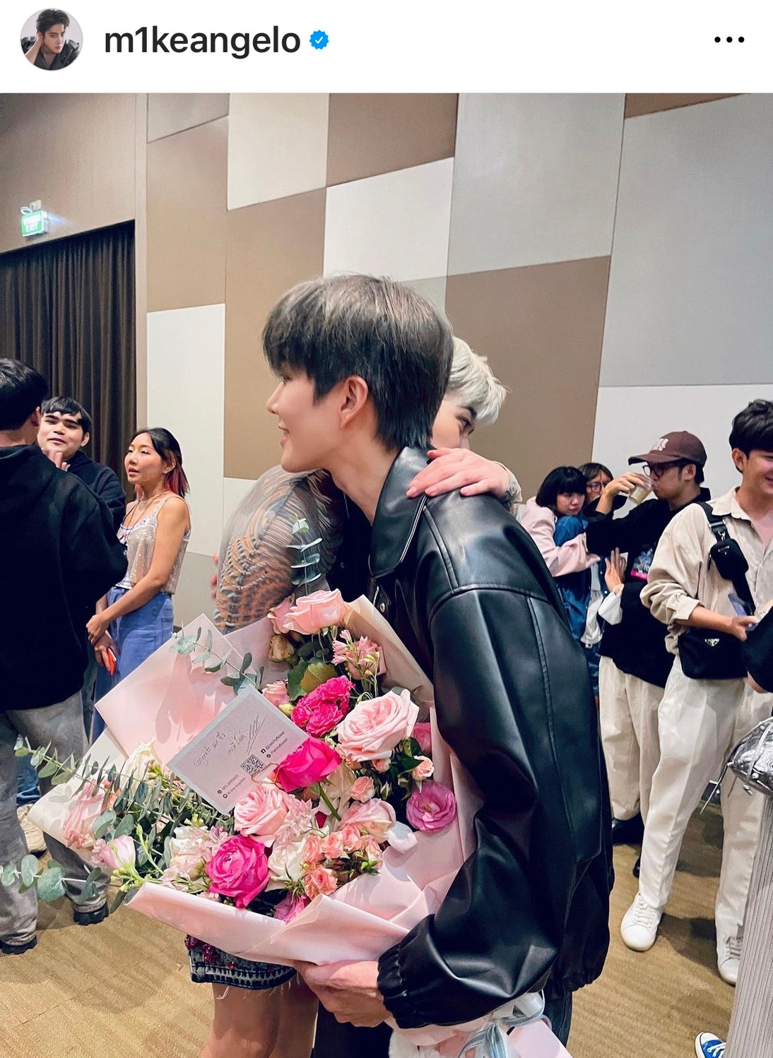 แฟนคลับกรี๊ดหนัก!! “ไมค์” หอบดอกไม้เซอร์ไพรส์ “พีพี” ในงานแฟนมีตติ้ง แฟนคลับกรี๊ดหนัก!! “ไมค์” หอบดอกไม้เซอร์ไพรส์ “พีพี” ในงานแฟนมีตติ้ง
