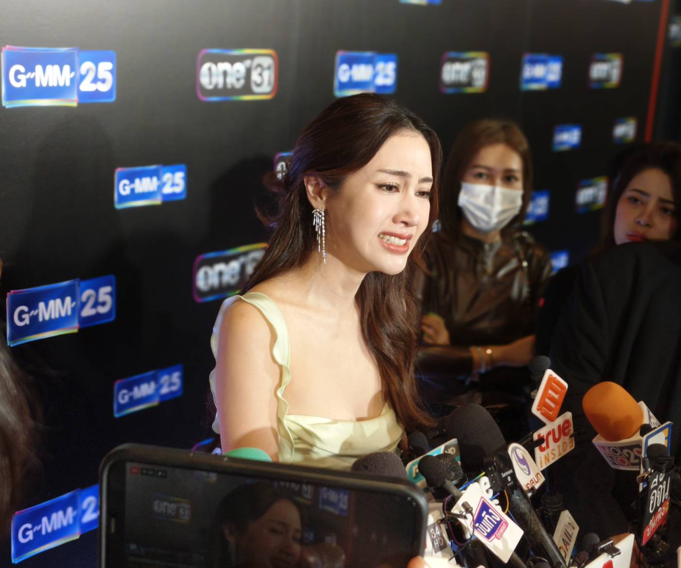 ยอมรับครอบครัวมีปัญหา พิม พิมประภา หลั่งน้ำตาเสียใจหลังเห็นโพสต์คุณแม่ ยอมรับครอบครัวมีปัญหา พิม พิมประภา หลั่งน้ำตาเสียใจหลังเห็นโพสต์คุณแม่