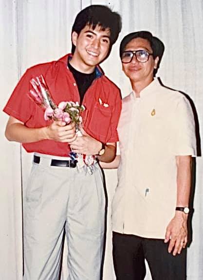 อาจารย์โล ธุระวณิชย์ บุคคลสำคัญของวงการบันเทิง เสียชีวิตด้วยโรคชรา ในวัย 84 ปี อาจารย์โล ธุระวณิชย์ บุคคลสำคัญของวงการบันเทิง เสียชีวิตด้วยโรคชรา ในวัย 84 ปี