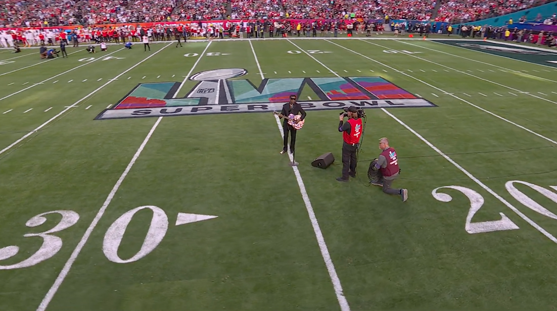 สีสัน Super Bowl!! 'Chris Stapleton-Babyface' ร้องเพลงเปิดฉากการแข่งขัน