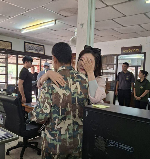 สุดประทับใจ! นทท.จีนโผกอดจนท.อุทยานฯผาแต้ม ช่วยชีวิต 5 ปีก่อน สุดประทับใจ! นทท.จีนโผกอดจนท.อุทยานฯผาแต้ม ช่วยชีวิต 5 ปีก่อน