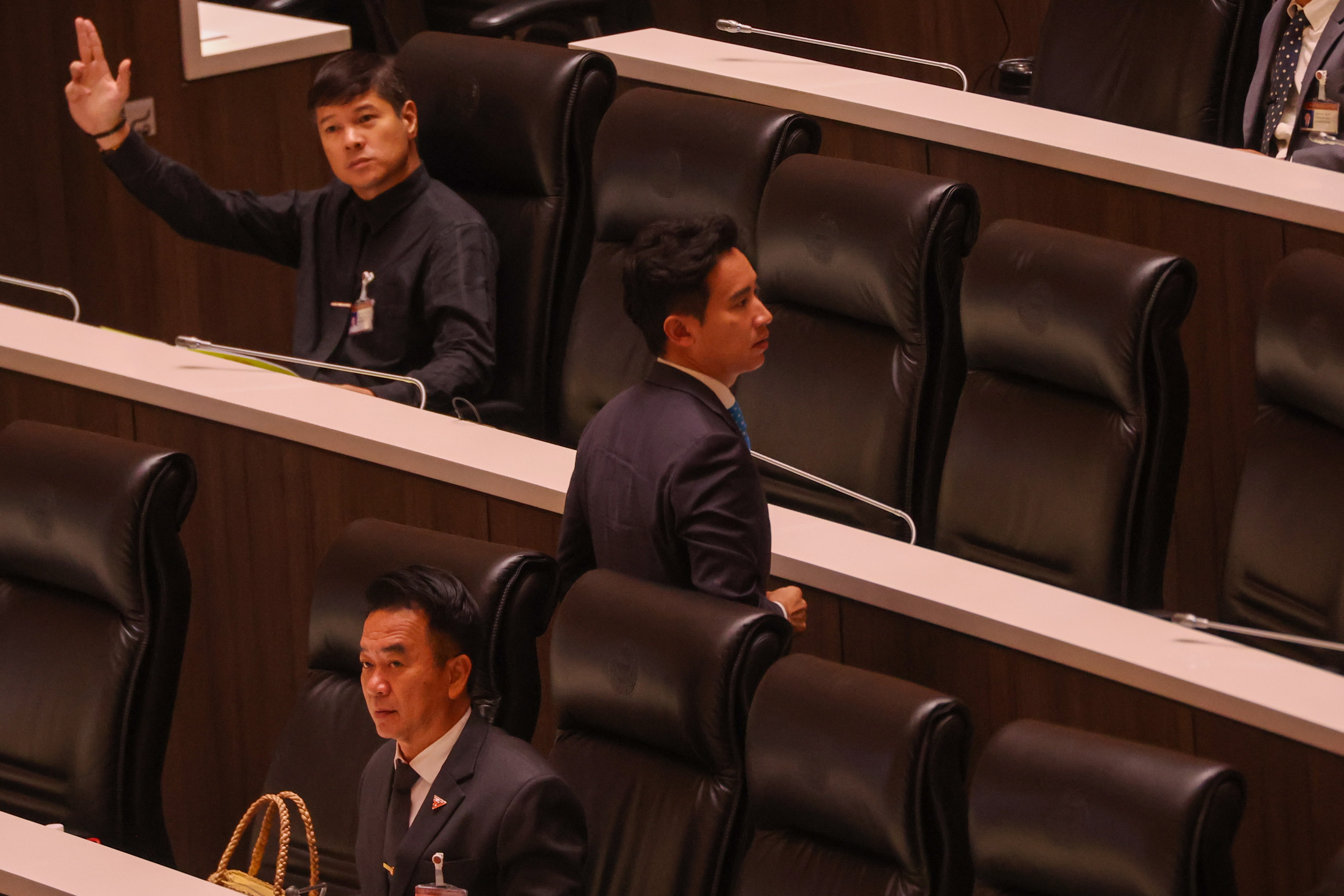 ด่วน! ศาลรัฐธรรมนูญ มีคำสั่งให้ พิธา หยุดปฏิบัติหน้าที่ สส. ด่วน! ศาลรัฐธรรมนูญ มีคำสั่งให้ พิธา หยุดปฏิบัติหน้าที่ สส.