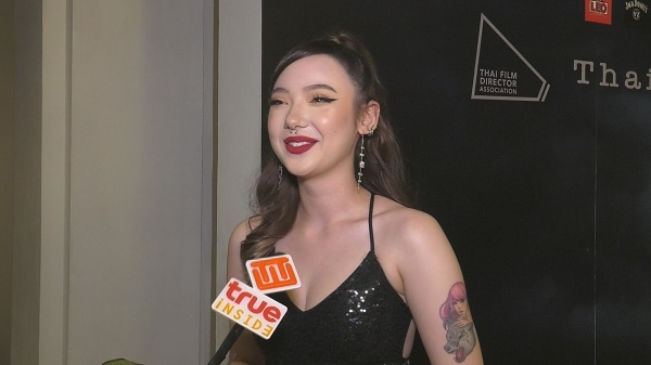 พลอยชมพู รับเขินหนักหลังถูกถามเรื่องความรัก (มีคลิป) พลอยชมพู รับเขินหนักหลังถูกถามเรื่องความรัก (มีคลิป)