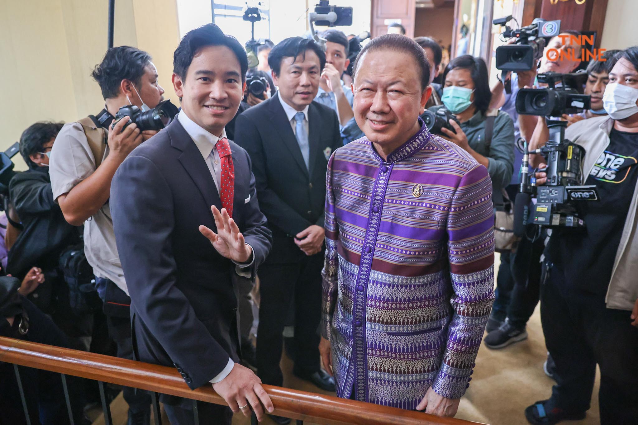 'พิธา' คุย 'หอการค้าไทย' นโยบายสอดคล้องย้ำต้องถกเรื่องค่าแรง 450 บาท พยายามรักษากรอบเวลา 100 วันแรกหวังจัดตั้งรัฐบาลสำเร็จโดยเร็ว 'พิธา' คุย 'หอการค้าไทย' นโยบายสอดคล้องย้ำต้องถกเรื่องค่าแรง 450 บาท พยายามรักษากรอบเวลา 100 วันแรกหวังจัดตั้งรัฐบาลสำเร็จโดยเร็ว
