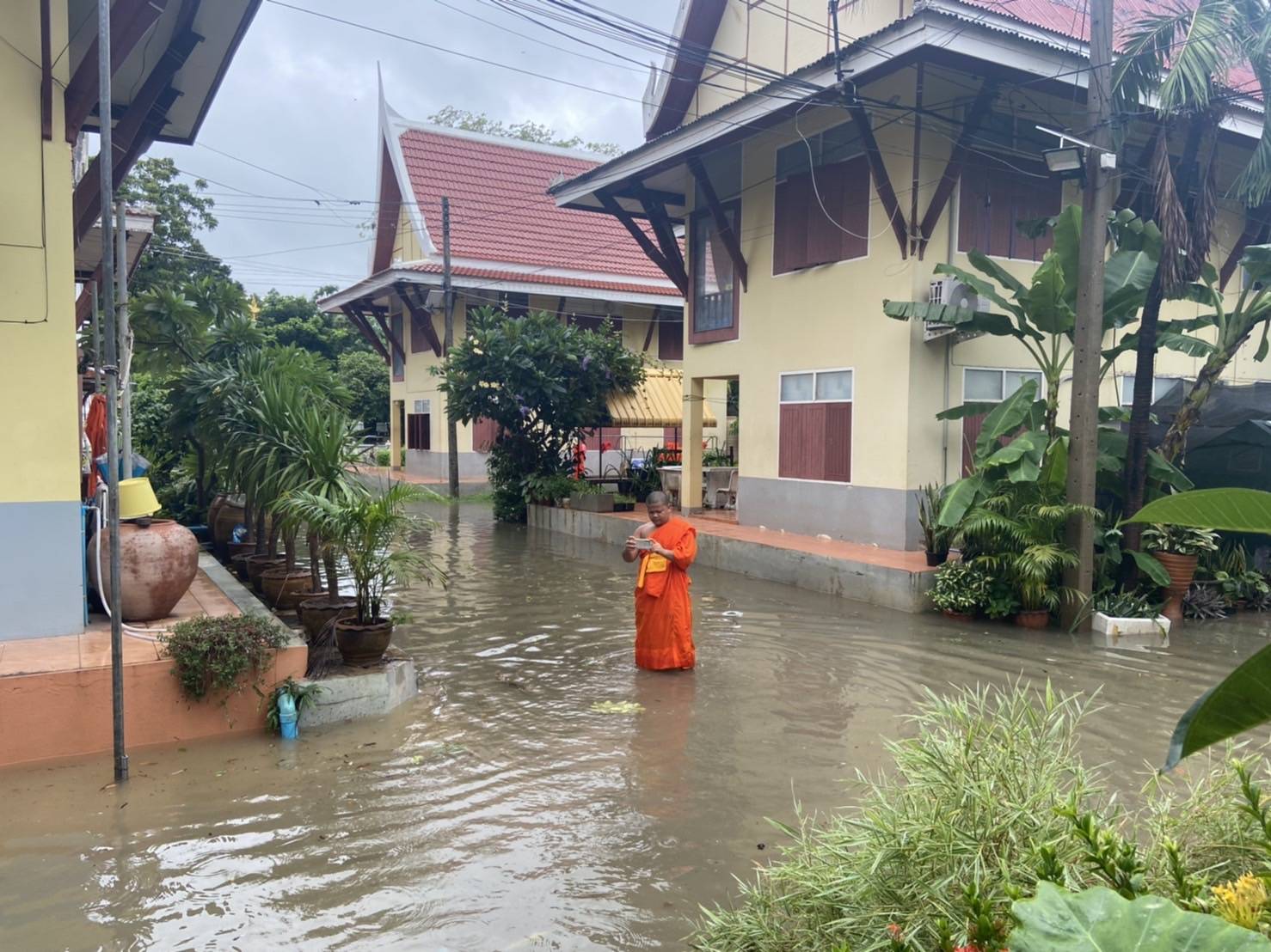 ฝนถล่ม จ.พิจิตร น้ำท่วมหนักย่านเศรษฐกิจ พ่อค้า-แม่ค้า เร่งอพยพ ฝนถล่ม จ.พิจิตร น้ำท่วมหนักย่านเศรษฐกิจ พ่อค้า-แม่ค้า เร่งอพยพ