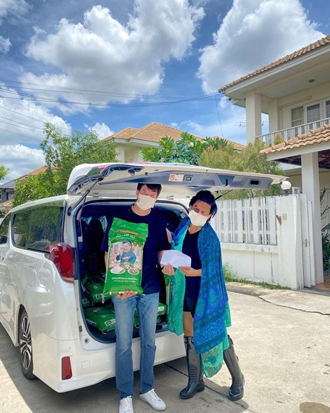คนบันเทิง มอบน้ำใจ ช่วยเหลืออาสากู้ภัยและผู้ได้รับผลกระทบจากเพลิงไหม้ คนบันเทิง มอบน้ำใจ ช่วยเหลืออาสากู้ภัยและผู้ได้รับผลกระทบจากเพลิงไหม้