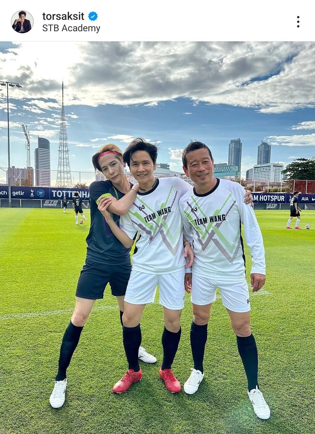 รวมทีมซุปตาร์ แจ็คสัน หวัง ลงสนามเตะฟุตบอลกับนักแสดงไทย