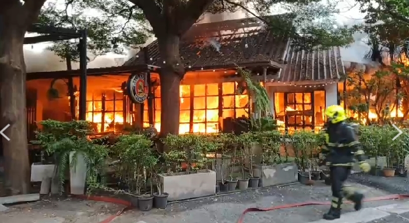 นาทีระทึก! ไฟไหม้ “ร้านมูดดี้บาร์” ย่านสุขสวัสดิ์ ทรัพย์สินเสียหายทั้งร้าน