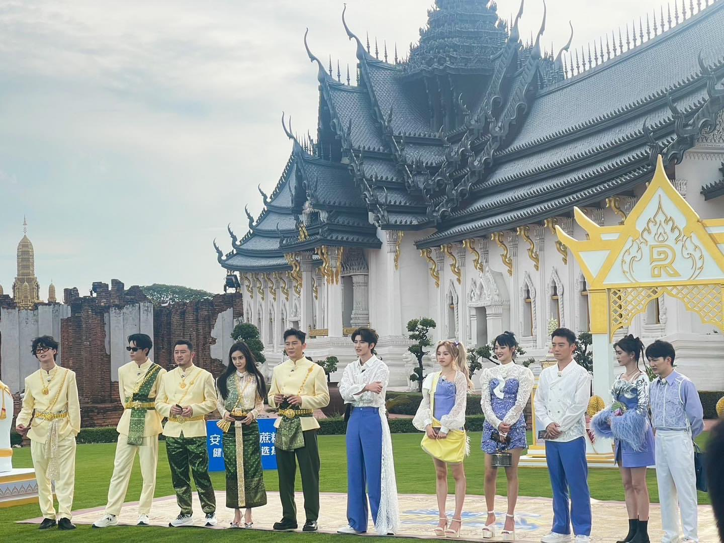 “หวังเฮ่อตี้-แองเจล่าเบบี้” นำทีมซุปตาร์จีนใส่ชุดไทยถ่ายรายการ “Keep Running”  ที่เมืองโบราณ (มีคลิป)