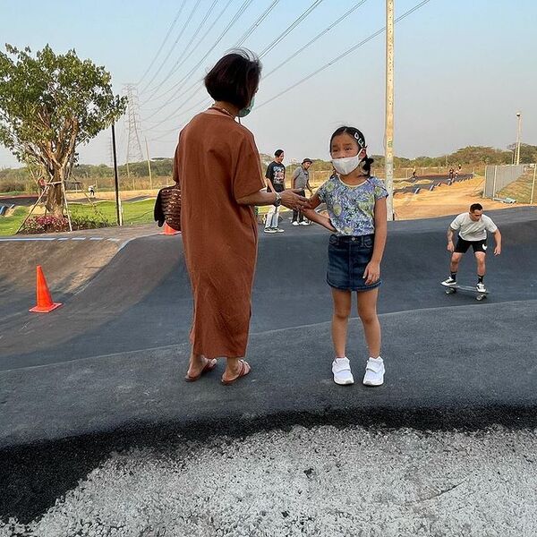 เซิร์ฟสเก็ตกระชับรัก! สงกรานต์ พาน้องปีใหม่เล่นเซิร์ฟสเก็ตมี แมท ภีรนีย์ โผล่ร่วมเฟรม เซิร์ฟสเก็ตกระชับรัก! สงกรานต์ พาน้องปีใหม่เล่นเซิร์ฟสเก็ตมี แมท ภีรนีย์ โผล่ร่วมเฟรม