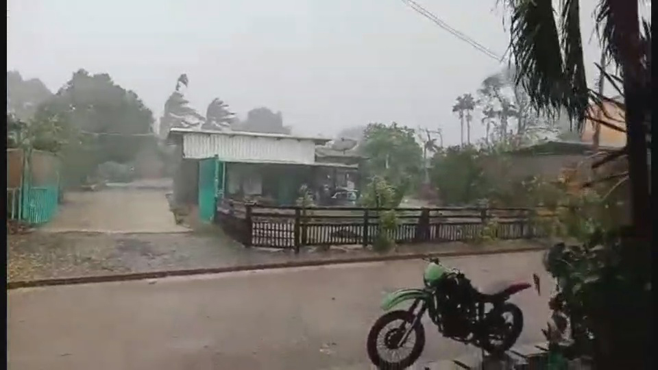 เปิดคลิป พายุฤดูร้อนหอบ ลูกเห็บ ถล่มโคราช บ้านเสียหายยับ เปิดคลิป พายุฤดูร้อนหอบ ลูกเห็บ ถล่มโคราช บ้านเสียหายยับ