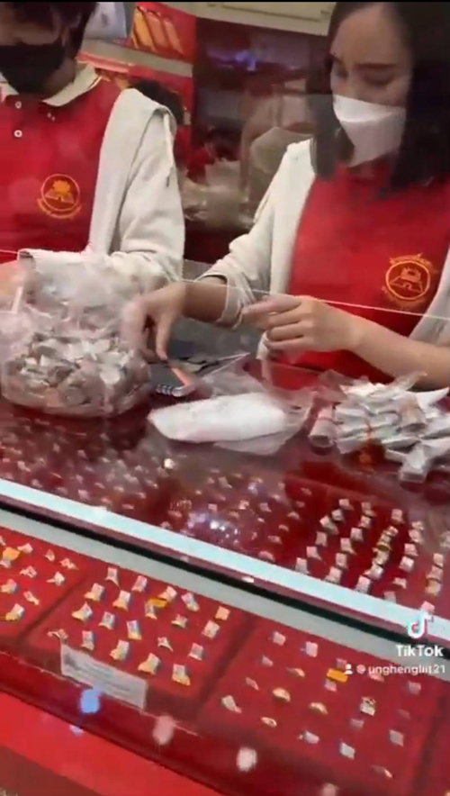 เก็บมา 1 ปี! เปิดใจเจ้าของร้านกล้วยทอด หอบเหรียญไปซื้อทอง 4 บาท