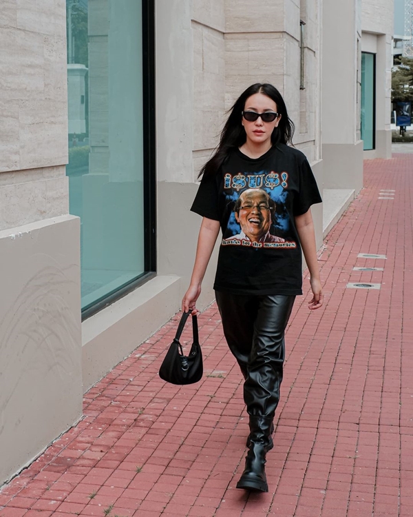 แม่เอ๋ - ไอซ์ ทำบุญ 100 วัน ค่อม ชวนชื่น  เปิดขายเสื้อ นำรายได้ช่วย รพ.